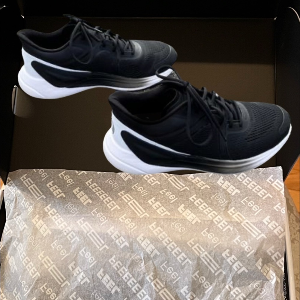 New Lululemon black/white Blissfeel Women's Running Shoe size 8 $198.00